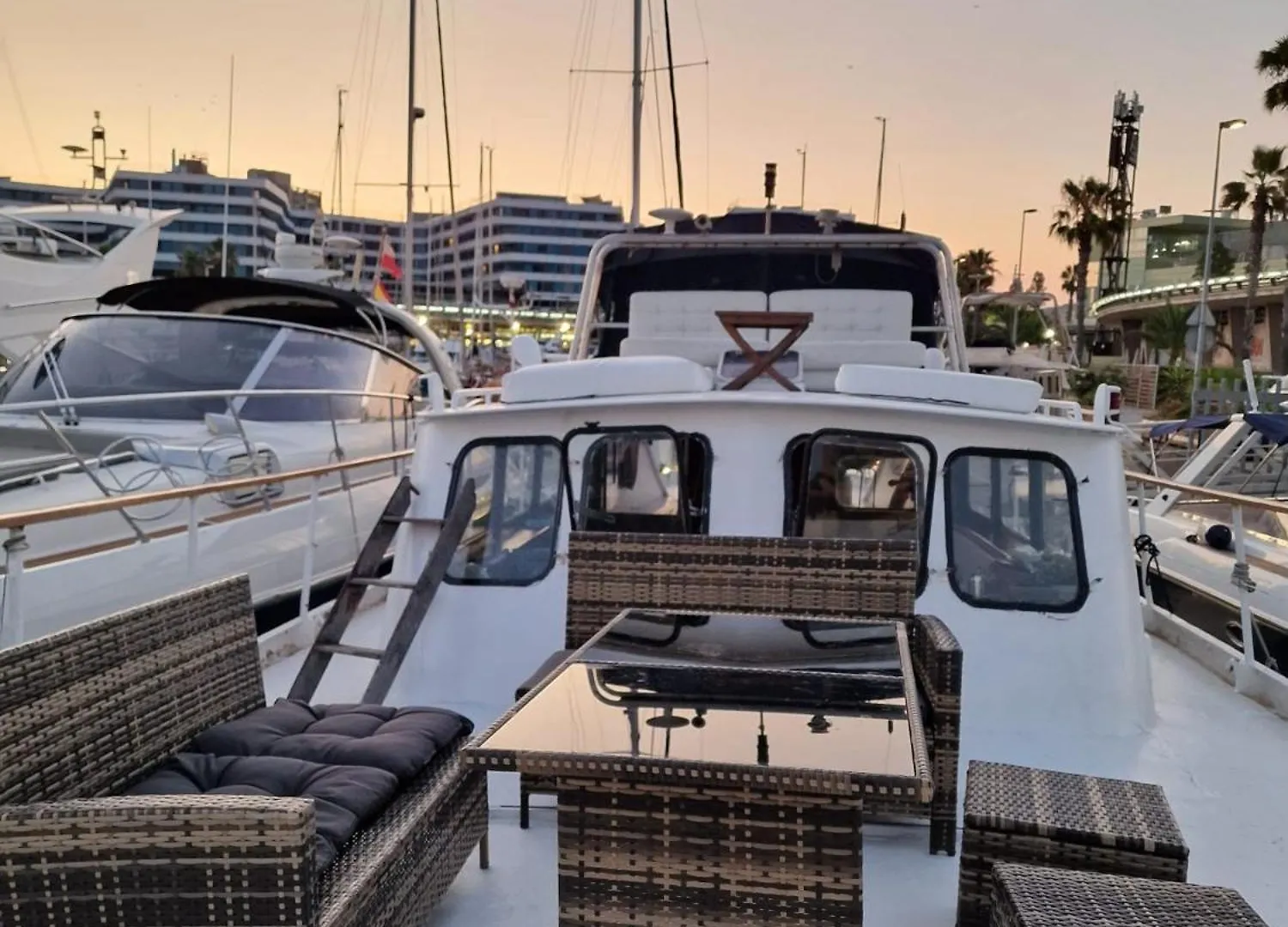 Classic Boat Barcelona Hotel en barco